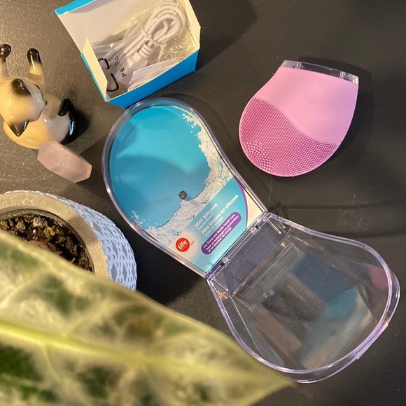 LIFE | Mini Silicon Facial Brush - Picture 3 of 8
